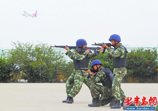 武警戰士流亭機場進行反恐演練 成一大亮點