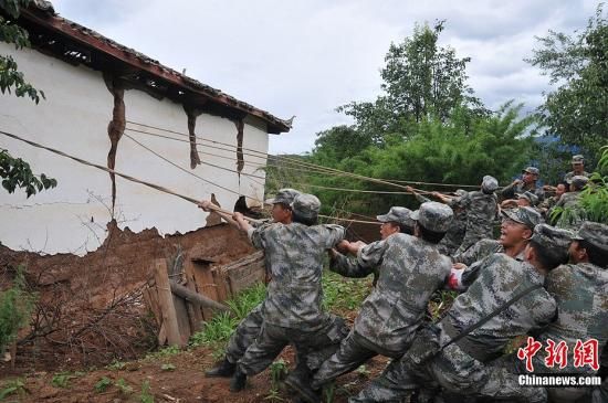 云南宁蒗地震灾区7条10千伏受损线路已抢修恢复