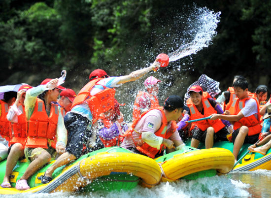 万人自驾游:琼海自驾团体验万泉河峡谷激情漂流
