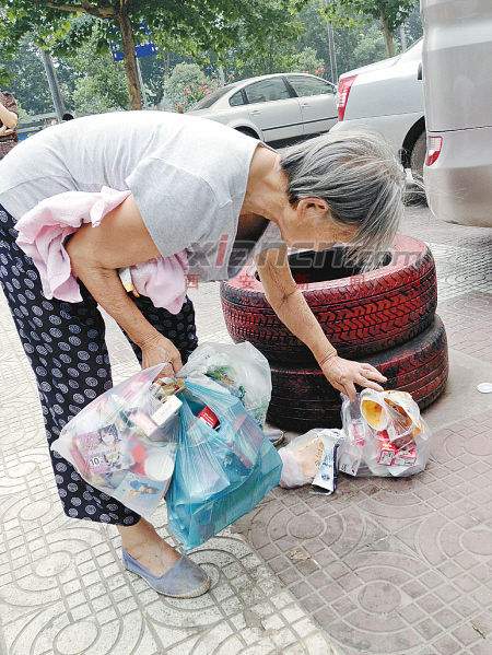 80岁老太天天捡垃圾只愿街道更整洁