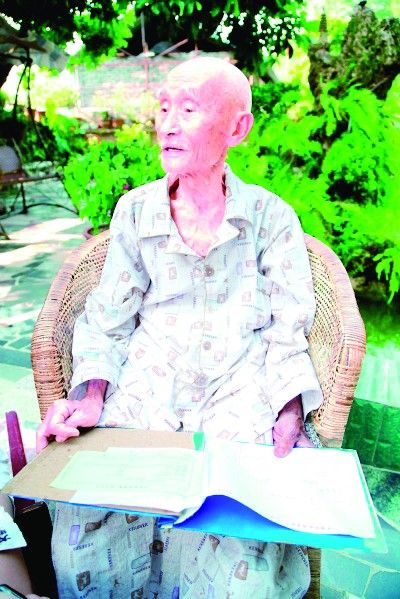 九旬老人找寻50年为还100元医药费