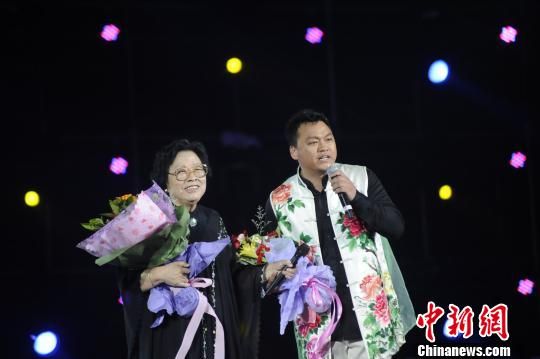 "西部歌王"高保利返乡演出 与万人合唱山西民歌