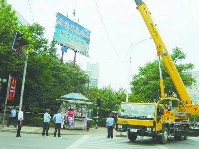 本报通讯员 许龙摄市城管局局长许卫宁(右二)检查青龙山林场拆违情况.