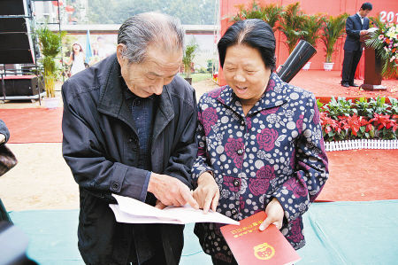昨日上午,新城区北张村的安置回迁居民们领到了房产证