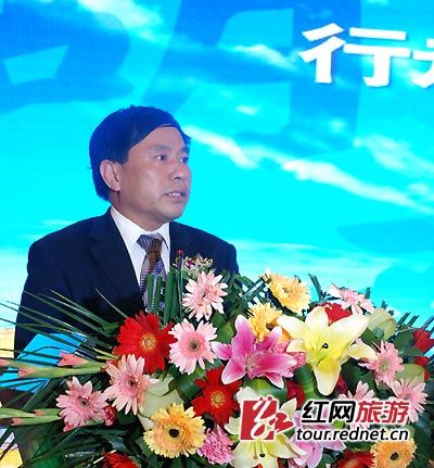 (湖南省旅游局局长杨光荣在河南郑州推介"三好"湖南旅游产品,热忱邀请