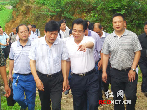 (湖南省地税局党组书记,局长吕兴胜(左二)到新益村指导工作开展.