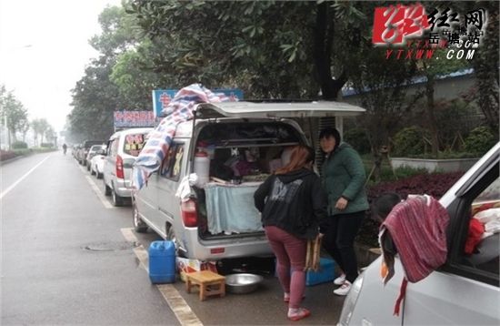 "补漏车"街头"安寨扎营" 湘潭岳塘区书院路街道整治