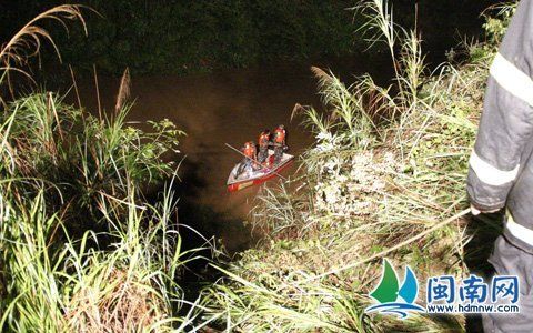 福建漳州一面包车坠河 五个孩子落水失踪