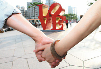 台湾大学生择偶观调查:女看重经济 男看重外表