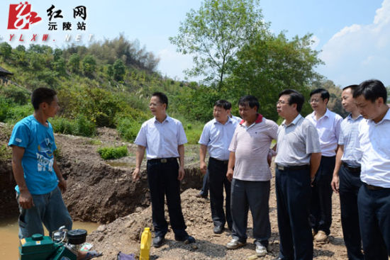 沅陵代县长龚琪深入官庄等乡镇指导抗旱救灾工作