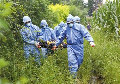 21日,抚顺清原县南口前村,李玉青在自己被冲毁的废墟里输液,她的父母