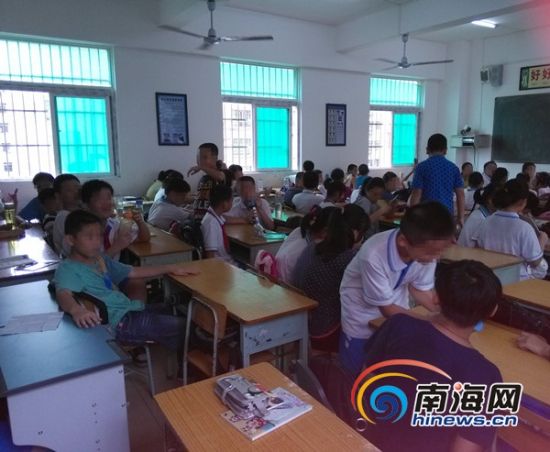 海口琼山一小有班级人数超80 孩子起身要挪桌椅
