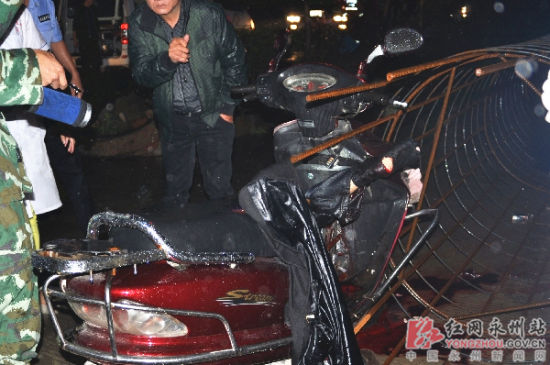 冷水滩一男子坐他人摩托遭车祸被钢筋刺穿腿部