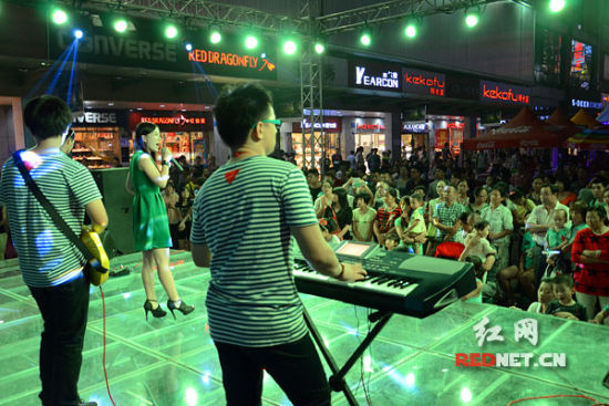 地铁开挖致长沙步行街人流减少六成 饮品节聚人气