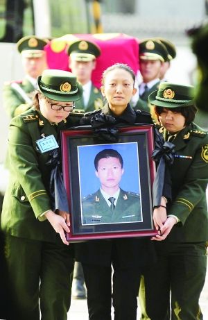 向在石景山喜隆多商场火灾中英勇牺牲的刘洪坤,刘洪魁烈士遗体告别