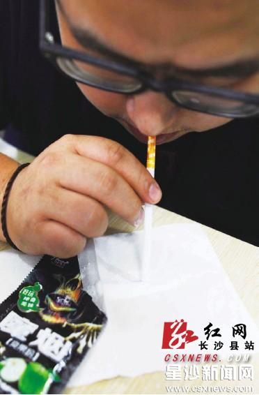 28日讯(分站记者 熊雯 见习记者 李文婧)通过一根外形酷似香烟的吸管