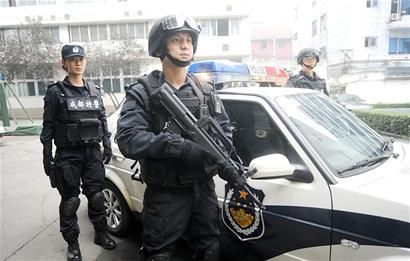 便衣警察   配备   每个突击小组除一辆运兵车外,还装备国内公安特警