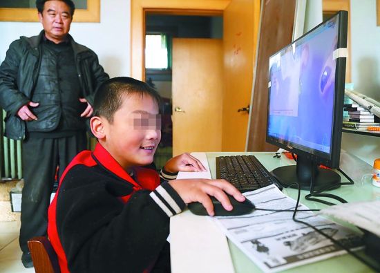 8岁脑瘫男孩收到爱心电脑特别高兴