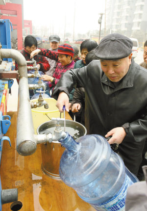 发涩的井水苦了小区居民