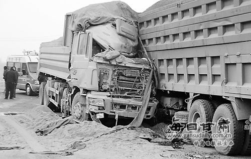 国道312线永登苦水段两工程车迎面相撞2人死亡