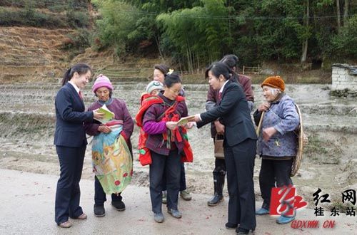 > 正文 桂東縣四都鎮慶三八拔河比賽活動現場 鄭滔/攝影 紅網桂東