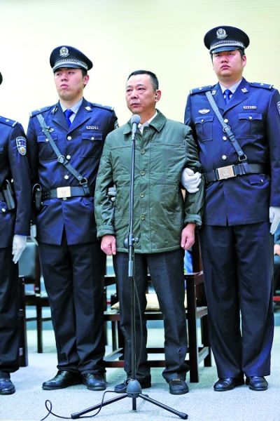 等非法持有的枪支武器(由警方提供的视频截图)昨日,四川汉龙集团刘