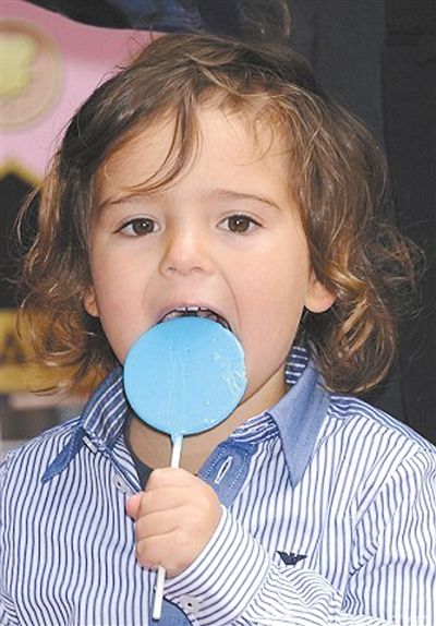 虽然奥兰多·布鲁姆才是活动主角,但他的3岁儿子成功抢镜,成为焦点.