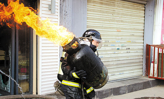 火场抱起喷火煤气罐