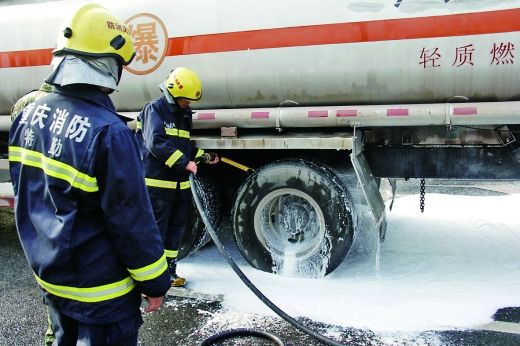 一辆从机场向人和方向行驶的油罐车发生爆胎,消防人员及时赶到现场