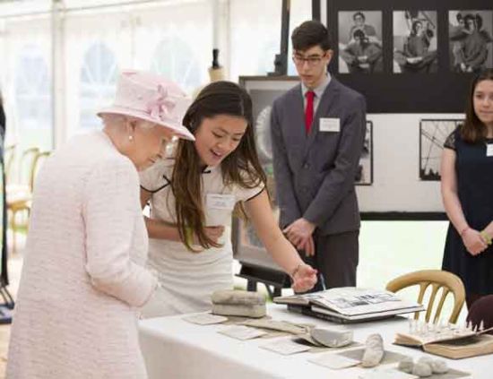 英女王夫妇访问uwc大西洋学院