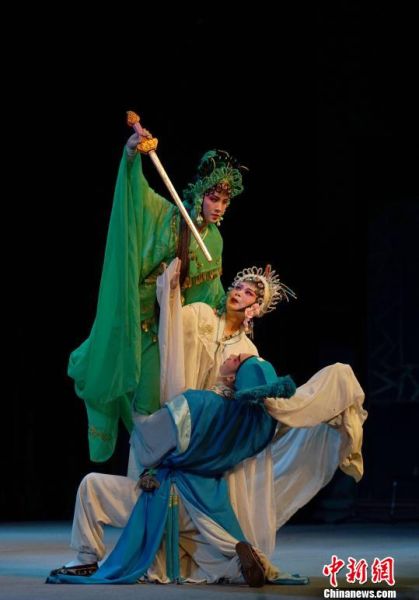 图为:余姚市姚剧保护中心的姚剧《双推磨》. 季海波 摄