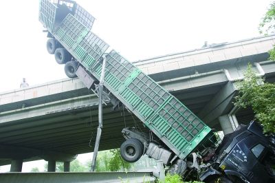 货车栽下桥 堵路五小时   事发北六环酸枣岭桥  车上两人受轻伤