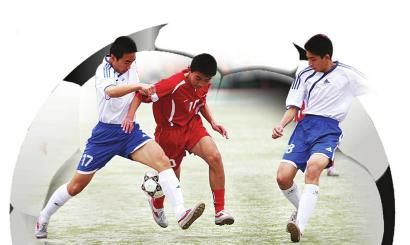 陕西联合足球队赛前新闻发布会现场,主教练和球员坐在桌前面对话筒