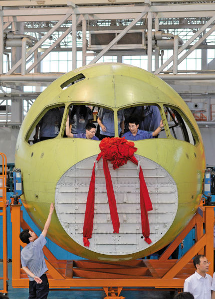 到,c919大型客机首架飞机机头部段7月31日在中航工业成飞民机装配下线