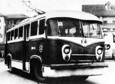 405路的骄傲>如果你问一个老重庆人,从观音桥到解放碑坐什么公交车,他