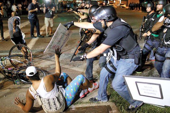 弗格森警方遭"猛烈枪击"