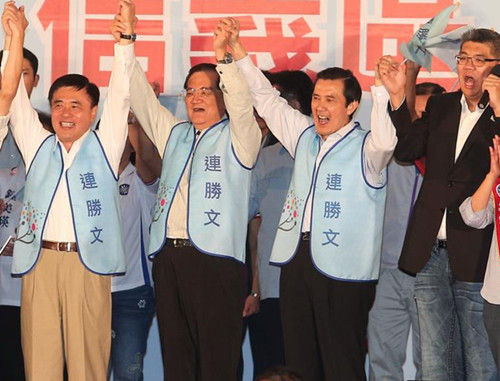 马英九支持连战儿子竞选 与连同台呼"连爷爷"