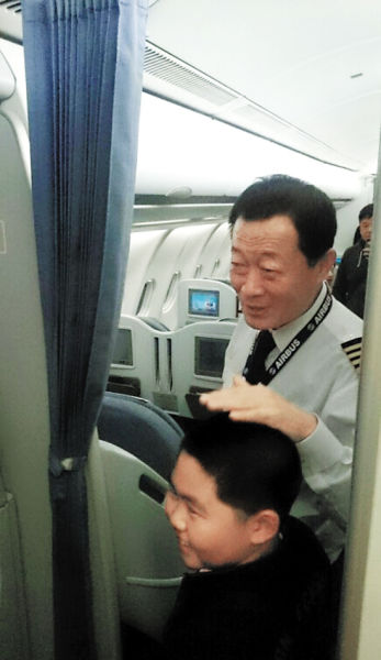 南航机长淡定应对空中停车