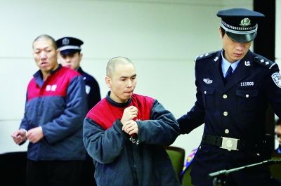 史家胡同抢劫两人获刑抢劫女子挎包演员金汉路遇见义勇为受伤被告人因