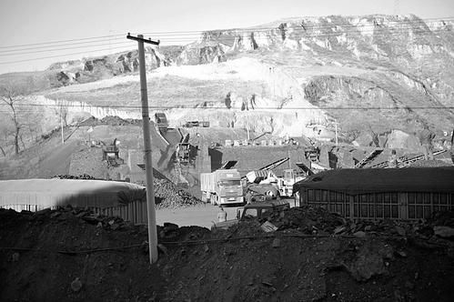 在一处煤矿出煤口,一辆车正在装煤 本报记者马立明摄在中国,几乎没有