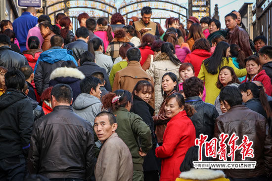 家长等待孩子放学