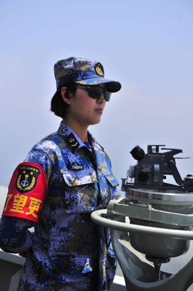 辽宁舰航行期间,担负瞭望值更的女舰员柴彤警惕地观察着周边海域.