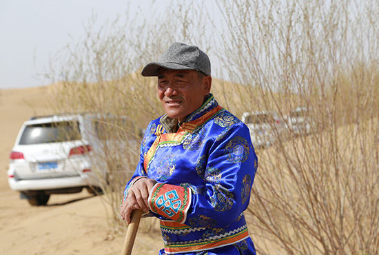 库布其沙漠农牧民沙里淘金淘成金领