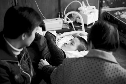 图文:坚强父母自建重症房救儿子