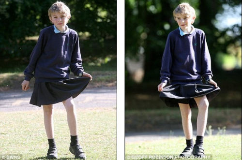 英男孩穿裙子上学 抗议学校禁止男生穿短裤(图)