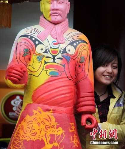 "彩色兵马俑"亮相西安闹市区(图)