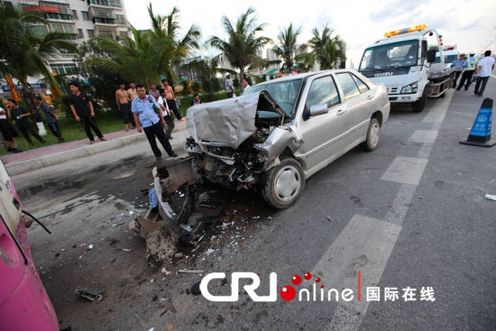 消息:2011年6月17日下午,海南三亚市凤凰路海航学院路段发生一起车祸