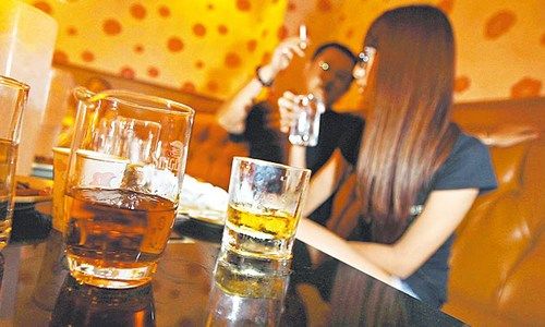 台湾学生妹暑假火辣陪酒 有人目标年赚百万(组图)