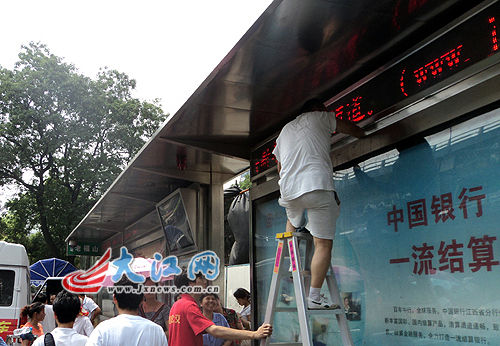 南昌1200座公交站台"洗脸"迎"七城会"(图)