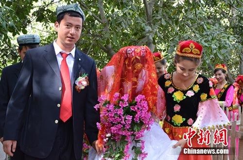 新疆喀什地区叶城县维吾尔族青年艾尔肯·达吾提8日穿上了崭新的西服